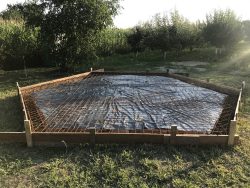 Turnare fundatie beton foisor hexagonal din lemn rotund