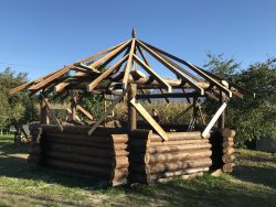 Asamblarea structurii din buşteni lemn rotund